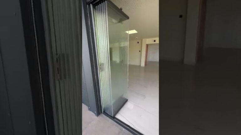Estilos de cerramientos con panel sándwich para piscinas